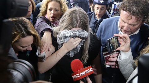 Devatenáctiletá Britka odcházející od soudu.