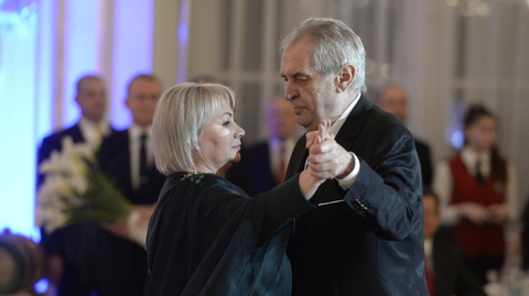 Prezident Zeman s manželkou na loňském plese.