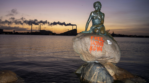 Socha mořské víly nese vzkaz pro Hongkong.