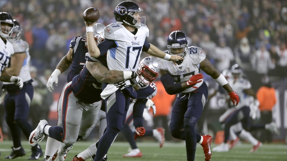 Quarterback Titans Ryan Tannehill pod tlakem odhazuje.