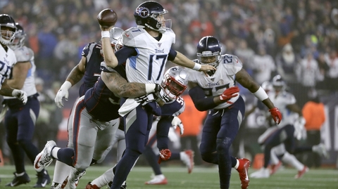 Quarterback Titans Ryan Tannehill pod tlakem odhazuje.