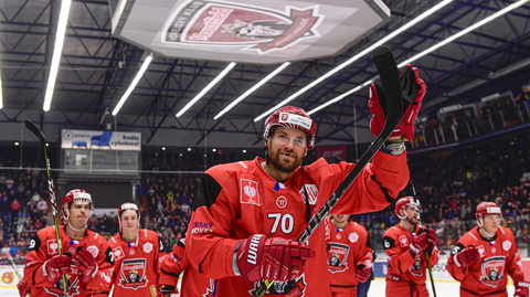 Radek Smoleňák (vpředu) z Hradce Králové oslavuje se spoluhráči výhru a postup do finále.