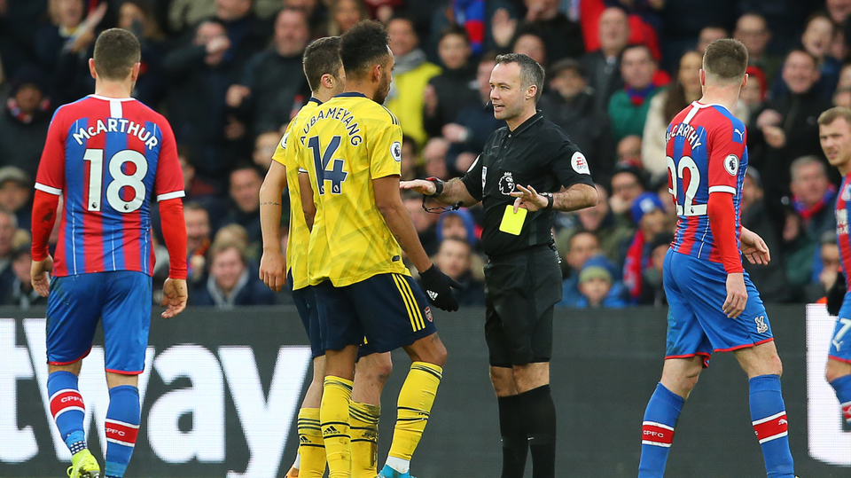 Rozhodčí Paul Tierney uděluje trest Pierru-Emericku Aubameyangovi.