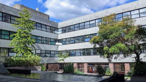 Hacker pobavil studenty. Škola se zavírá, napsal jménem prorektora.