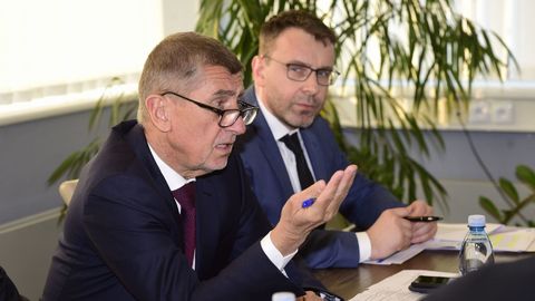 Zleva premiér Andrej Babiš a ministr dopravy Vladimír Kremlík.