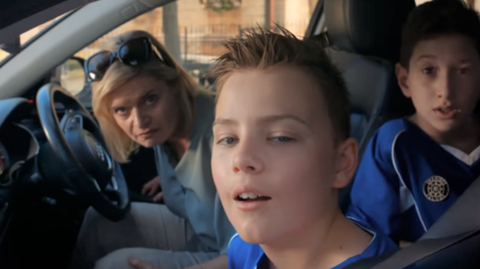 Záběr z problematické reklamy.