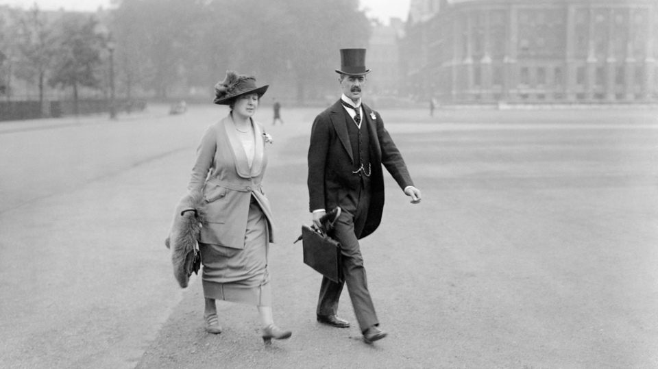 Tehdejší britský předseda Neville Chamberlain se svou ženou. 
