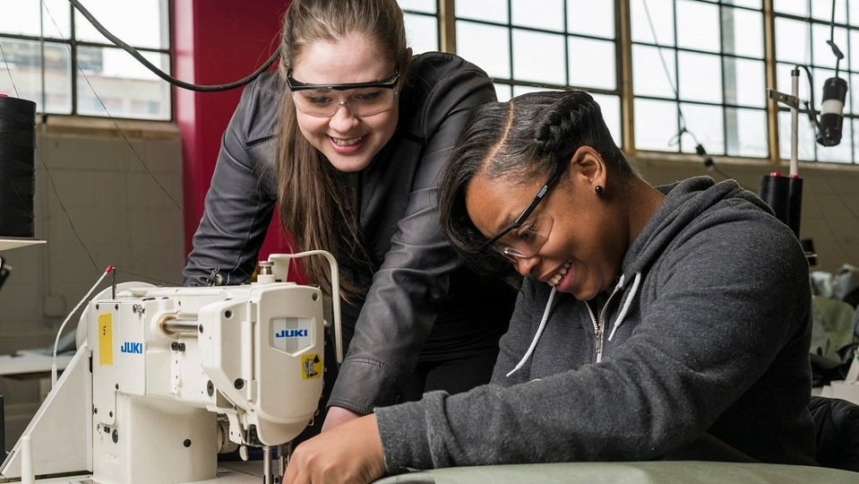 Dává bezdomovcům práci a ti pomáhají dalším lidem bez práce a bez přístřeší.