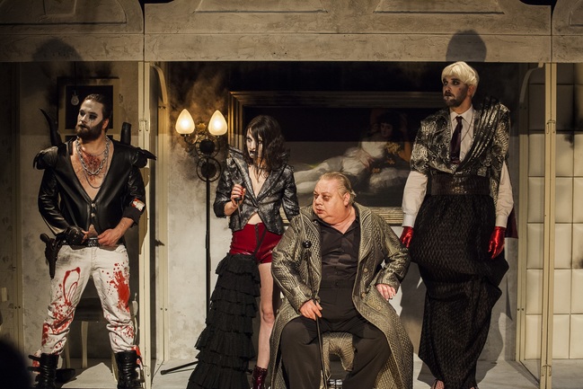 Norbert Lichý (sedící) ve hře Mistr a Markétka.