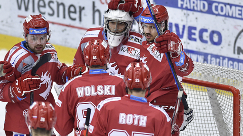 Hokejisté Třince slaví vítězství.