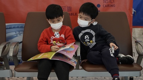 Cestující na letišti.