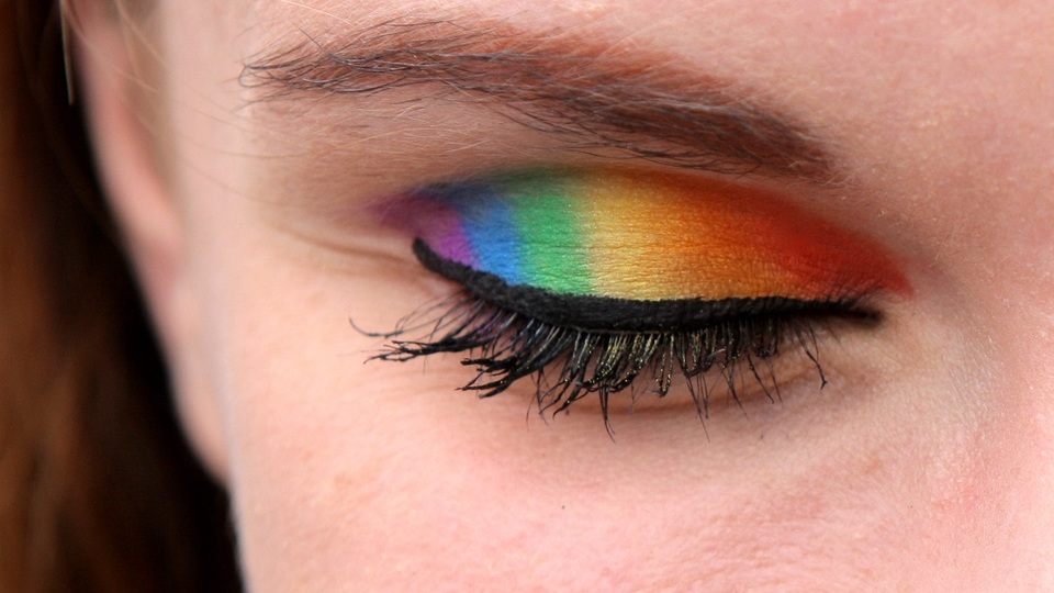 Barvy duhy, jež má ve znaku komunita LGBTI+.