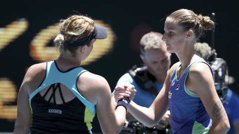 Karolína Plíšková (vpravo) gratuluje k vítězství Anastasii Pavljučenkovové.