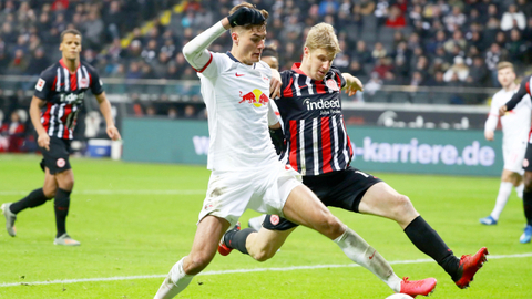 Patrik Schick (v bílém) v utkání proti Frankfurtu.