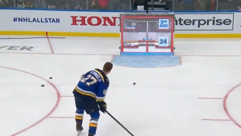 Alex Pietrangelo během svých střeleckých pokusů.