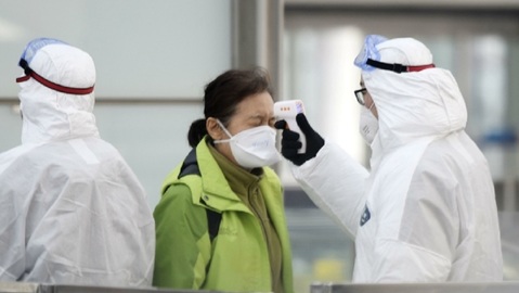 Kontrola na letišti v Pekingu.