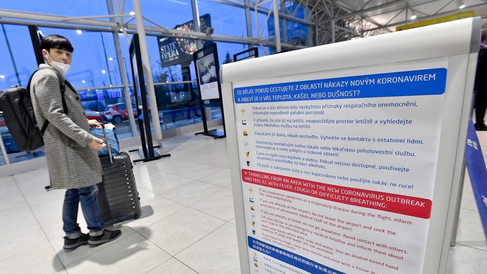 Informační cedule na pražském letišti.
