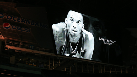 Fotbalisté AC Milán uctí památku basketbalové legendy.