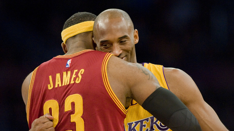 LeBron James v objetí s Kobem Bryantem.