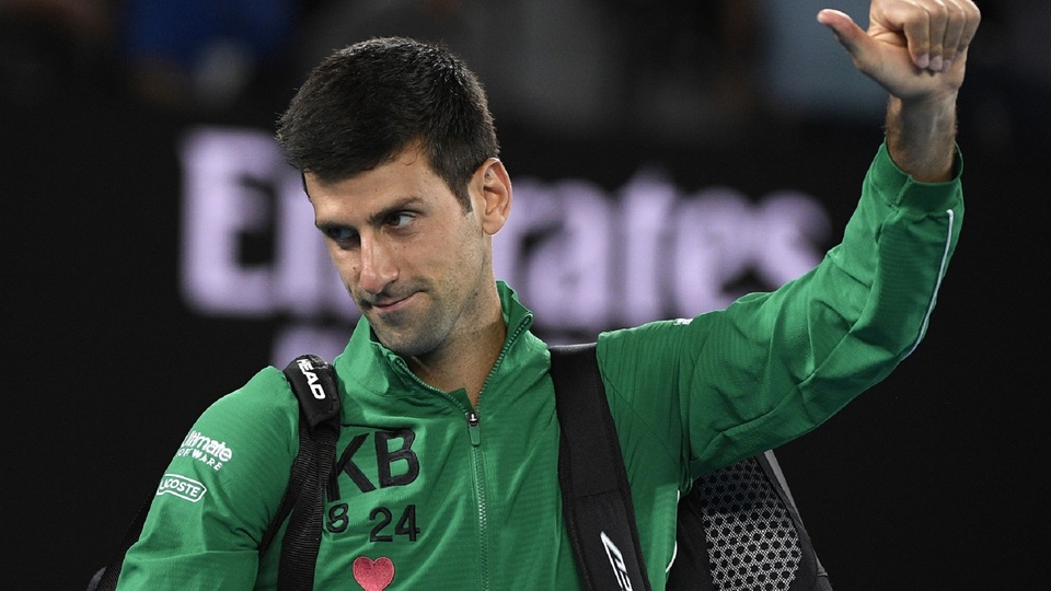 Novak Djokovič po výhře na Australian Open v mikině připomínající zesnulého Kobeho Bryanta.