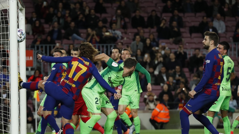 Barcelona nasázela pět gólů a slaví postup.