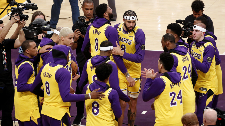 Basketbalisté Lakers před utkáním s Portlandem.