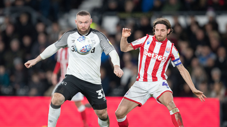 Wayne Rooney (vlevo) v souboji s Joem Allenem.