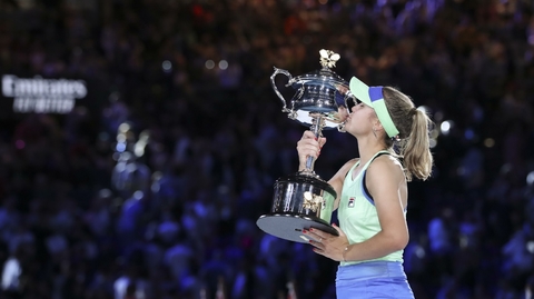 Keninová slaví premiérový titul na grandslamu.