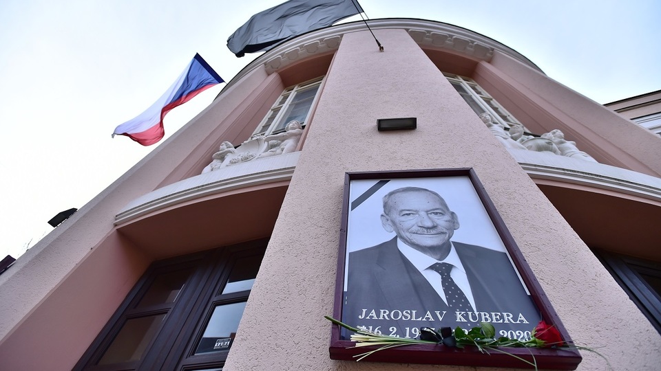 Fotografie zesnulého předsedy Senátu Jaroslava Kubery 3. února 2020 u vchodu do Krušnohorského divadla v Teplicích.