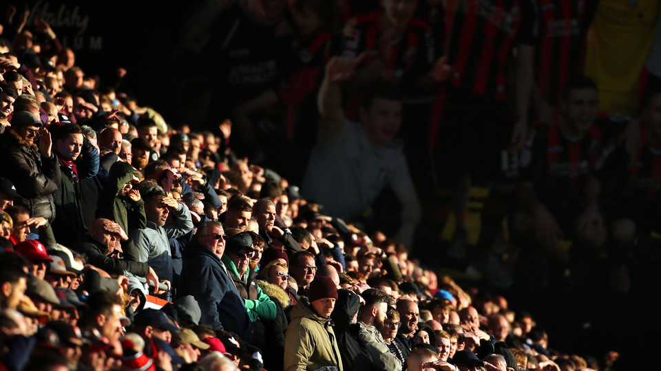 Pohled na tribunu stadionu v Bournemouthu.
