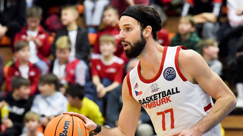 Basketbalista Vojtěch Hruban.