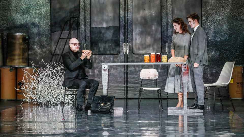 Zleva Viktor Skála v roli Rafaela, Barbora Goldmannová jako Eva a Jan Brožek v roli Adama na zkoušce inscenace Ztracený ráj.