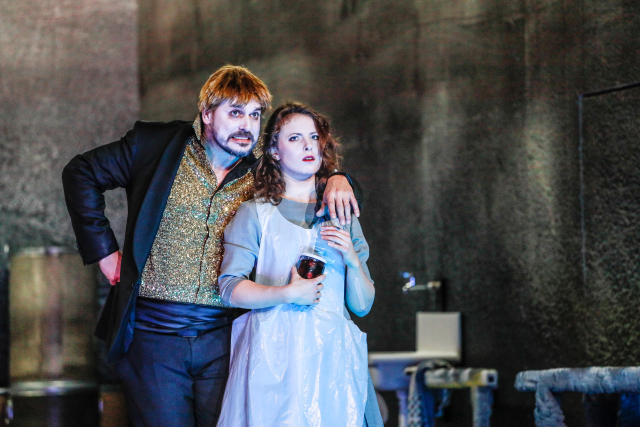 Petr Štěpán v roli Satana a Barbora Goldmannová jako Eva na zkoušce inscenace Ztracený ráj.