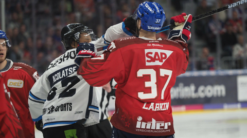 Thomas Larkin z Mannheimu (v červeném).