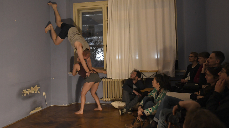 Kanadští akrobaté Claudel Doucetová a Cooper Lee Smith vystoupili 8. února 2020 v Praze v rámci festivalu Cirkopolis s bytovým představením Se prendre.