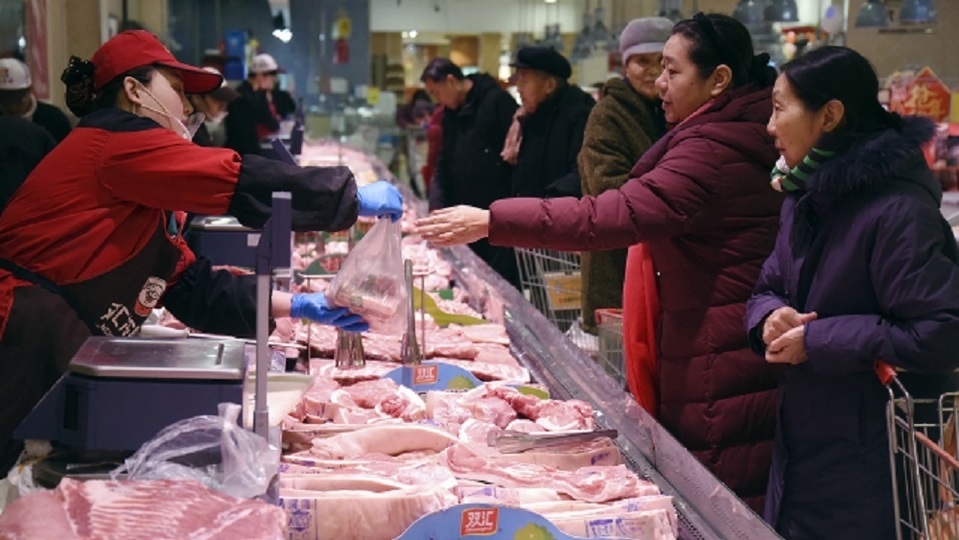 Prodej vepřového masa v čínském supermarketu.