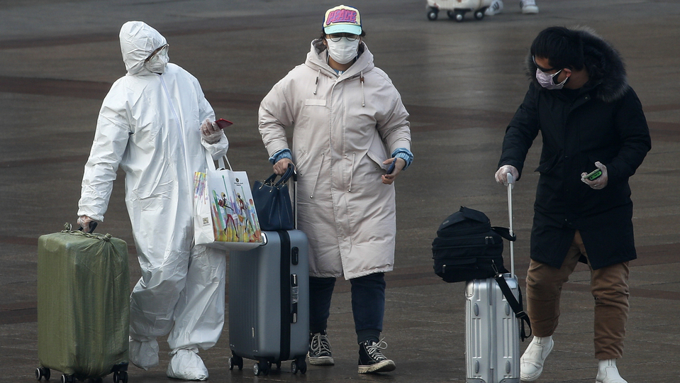 Cestující na letišti v Pekingu. 