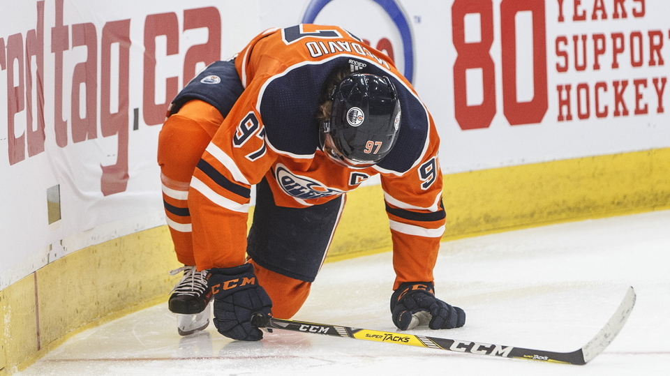 Zraněný McDavid se těžko zvedal z ledu.