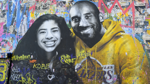 Obyvatelé Los Angeles uctívají památku Kobeho Bryanta a jeho dcery. 