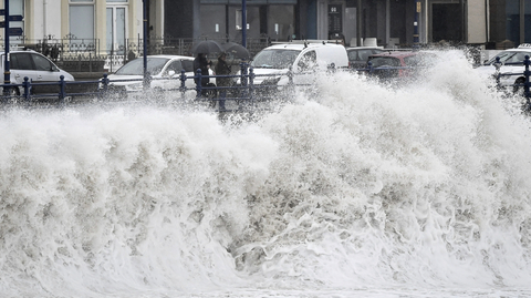 Na Británii se žene bouře Dennis.