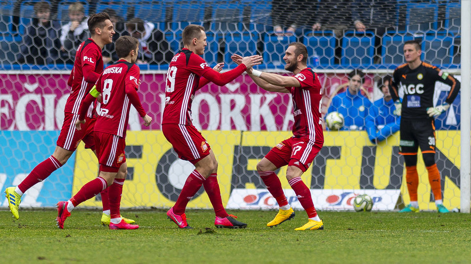 Zleva Mojmír Chytil, David Houska, Lukáš Juliš a Martin Sladký z Olomouce se radují z prvního gólu.