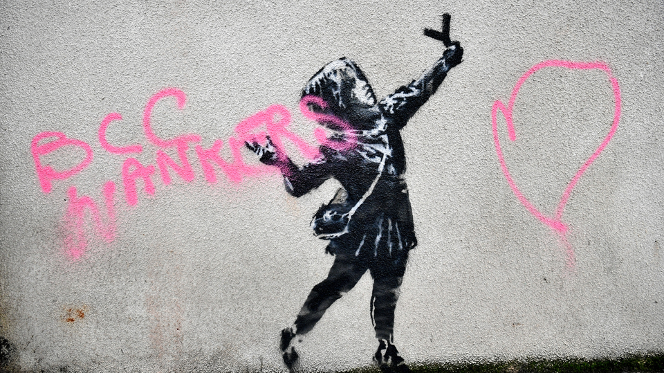 Banksyho nové dílo v Bristolu poničili vandalové.
