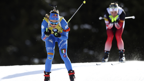 Dorothea Wiererová se snaží ujet Norce Roeiselandové.