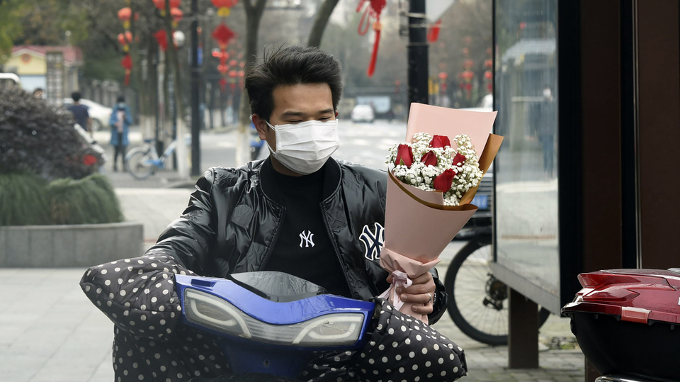 Koronavirus nezabránil muži v provincii Če-ťiang oslavit svátek sv. Valentýna.