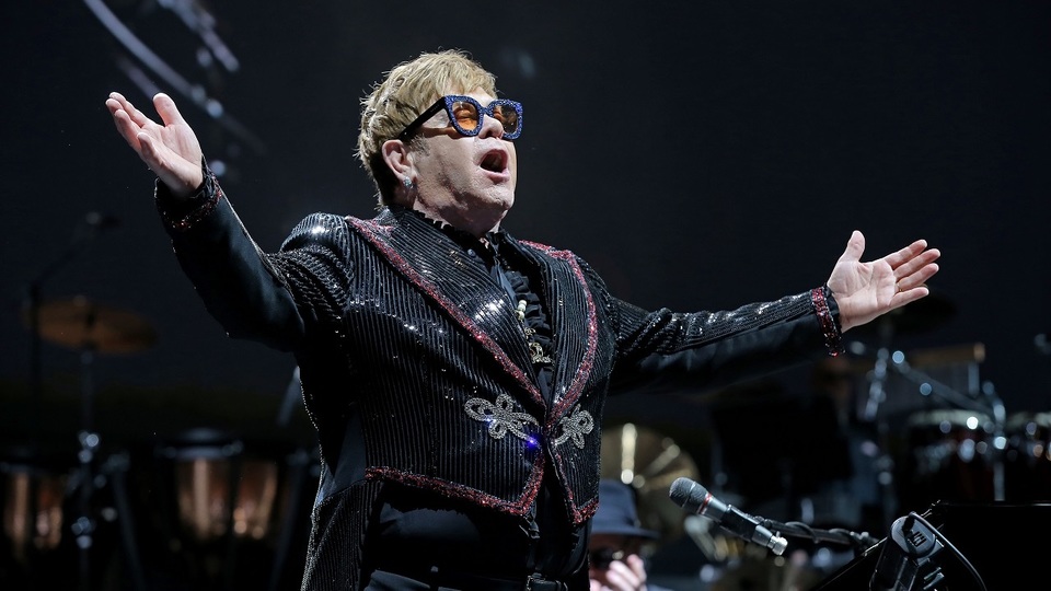 Elton John na loňském pražském koncertu.