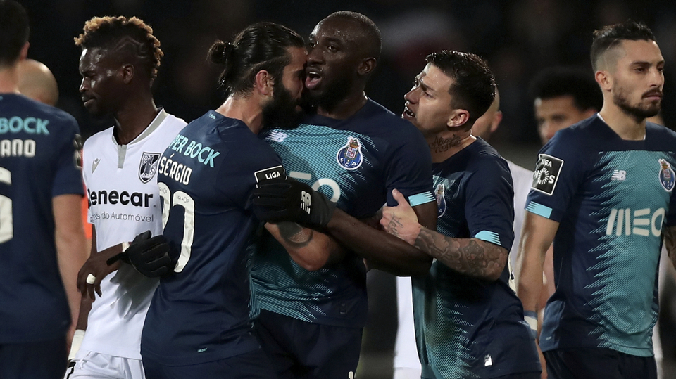 Maregu (uprostřed) uklidňují spoluhráči.