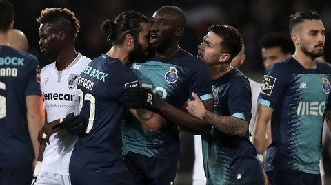 Maregu (uprostřed) uklidňují spoluhráči.