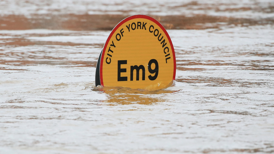 Bouře Dennis způsobila rozsáhlé záplavy.