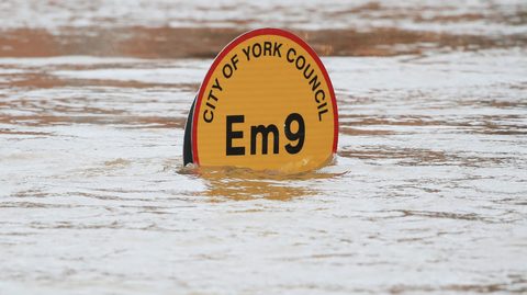 Bouře Dennis způsobila rozsáhlé záplavy.