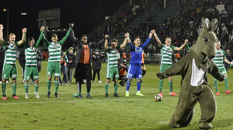 Hráči Bohemians oslavují vítězství nad rivalem ze Slavie.